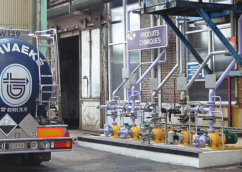 Installation réelle de dépotage camion-citerne avec pot collecteur PCB sur site industriel